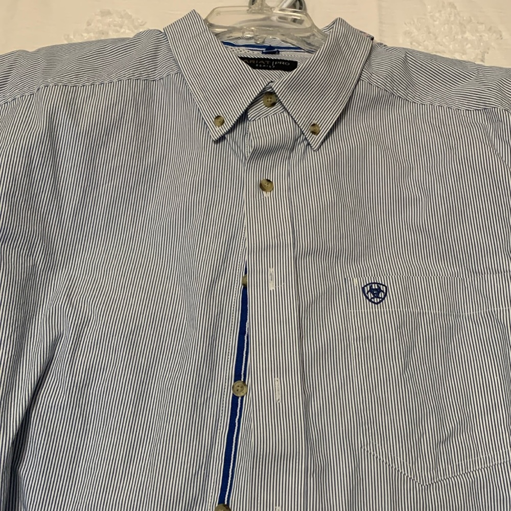 Men’s Ariat buttoned down shirt